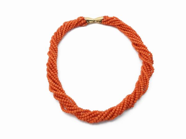 Collana multifilo torchon di corallo rosso arancio con fermezza in oro giallo  - Asta Gioielli e Orologi - Associazione Nazionale - Case d'Asta italiane