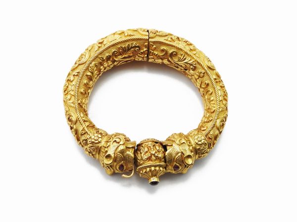 Bracciale rigido in oro giallo con rubini  - Asta Gioielli e Orologi - Associazione Nazionale - Case d'Asta italiane