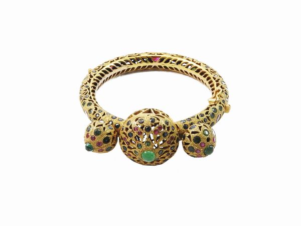 Bracciale rigido in oro 375/1000 con rubini, zaffiri e smeraldi  - Asta Gioielli e Orologi - Associazione Nazionale - Case d'Asta italiane