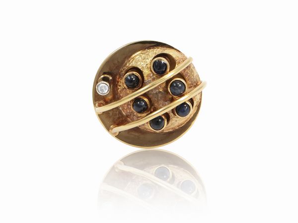 Alberto Giorgi : 'Arte Cinetica. Opera 261' 1970-1975 anello in oro giallo e diamante e zaffiri  - Asta Gioielli e Orologi - Associazione Nazionale - Case d'Asta italiane