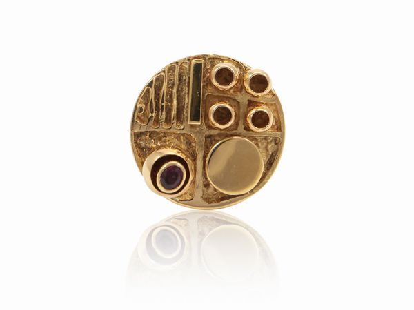 Alberto Giorgi : 'Arte Cinetica. Opera 70' 1970-1975 anello in oro giallo e rubino  - Asta Gioielli e Orologi - Associazione Nazionale - Case d'Asta italiane