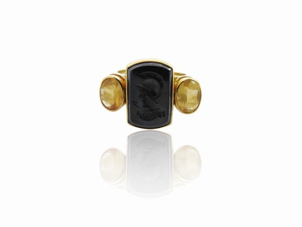 Anello in oro giallo con quarzi citrini ed intaglio in ematite  - Asta Gioielli e Orologi - Associazione Nazionale - Case d'Asta italiane