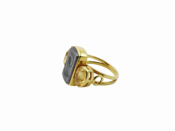 Anello in oro giallo con quarzi citrini ed intaglio in ematite  - Asta Gioielli e Orologi - Associazione Nazionale - Case d'Asta italiane