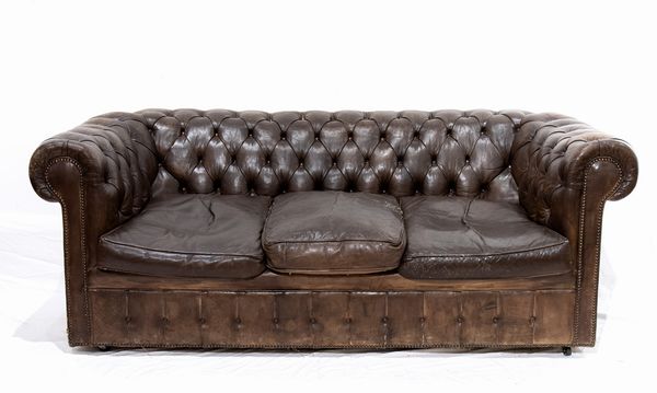 Divano Chesterfield a 3 posti  - Asta 20TH CENTURY DESIGN From the late 19th to the early 21th Century - Associazione Nazionale - Case d'Asta italiane