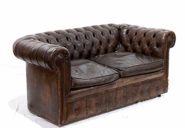 Divano Chesterfield a 2 posti  - Asta 20TH CENTURY DESIGN From the late 19th to the early 21th Century - Associazione Nazionale - Case d'Asta italiane