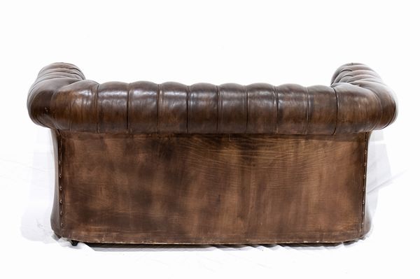 Divano Chesterfield a 2 posti  - Asta 20TH CENTURY DESIGN From the late 19th to the early 21th Century - Associazione Nazionale - Case d'Asta italiane