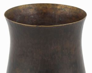 Vaso in ottone patinato scuro  - Asta 20TH CENTURY DESIGN From the late 19th to the early 21th Century - Associazione Nazionale - Case d'Asta italiane