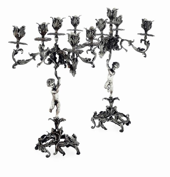 Coppia di candelabri a cinque fiamme. Argenteria artistica italiana del XX secolo, marchio dell'argentiere consunto di difficile lettura  - Asta L'Art de la Table - Associazione Nazionale - Case d'Asta italiane