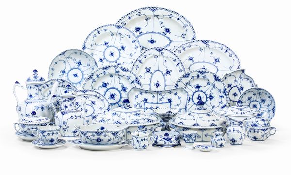 Servizio da tavola Blue Fluted<BR>Danimarca, Manifattura Royal Copenaghen, XX secolo<BR>  - Asta L'Art de la Table - Associazione Nazionale - Case d'Asta italiane