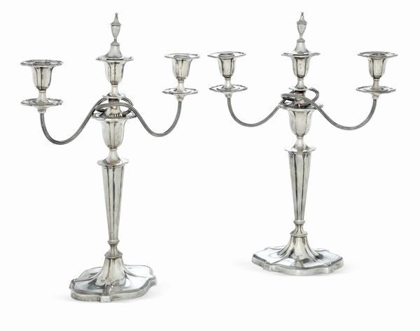 Coppia di candelabri a tre luci. Argenteria italiana del XX secolo, argentiere Pampaloni, Firenze  - Asta L'Art de la Table - Associazione Nazionale - Case d'Asta italiane