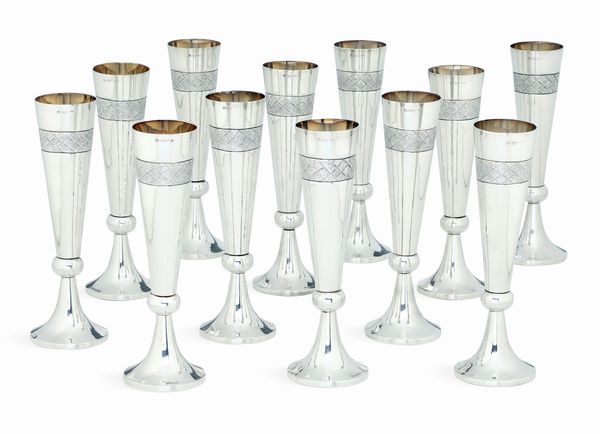 Dodici flutes. Argenteria siciliana del XX secolo. Argentiere Eugenio Stancampiano, Palermo  - Asta L'Art de la Table - Associazione Nazionale - Case d'Asta italiane