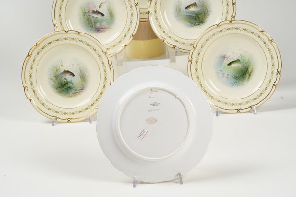 Dodici piatti per Tiffany, New York<BR>Inghilterra, Manifattura Spode Copeland, fine del XIX - inizio del XX secolo<BR>Pittura di H Perry<BR>  - Asta L'Art de la Table - Associazione Nazionale - Case d'Asta italiane