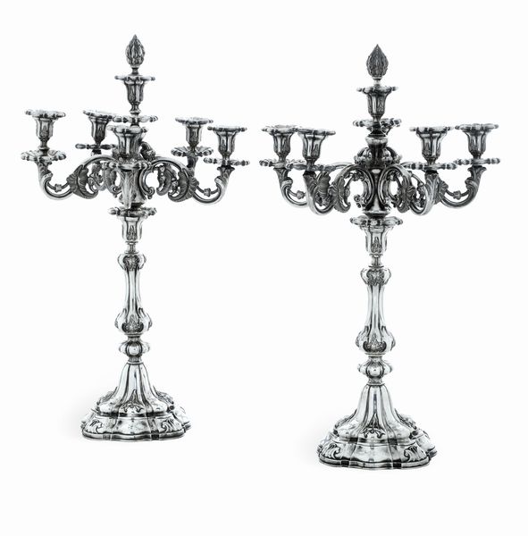 Coppia di grandi candelabri a sei fiamme. Argenteria italiana della prima met del XX secolo  - Asta L'Art de la Table - Associazione Nazionale - Case d'Asta italiane