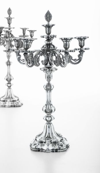 Coppia di grandi candelabri a sei fiamme. Argenteria italiana della prima met del XX secolo  - Asta L'Art de la Table - Associazione Nazionale - Case d'Asta italiane