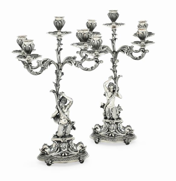 Coppia di candelabri a cinque fiamme. Argenteria artistica milanese del XX secolo. Argentieri Fratelli Cacchione  - Asta L'Art de la Table - Associazione Nazionale - Case d'Asta italiane