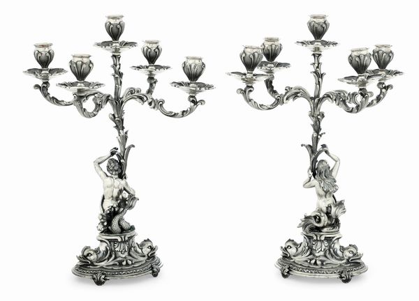 Coppia di candelabri a cinque fiamme. Argenteria artistica milanese del XX secolo. Argentieri Fratelli Cacchione  - Asta L'Art de la Table - Associazione Nazionale - Case d'Asta italiane