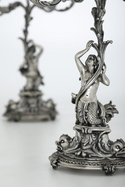 Coppia di candelabri a cinque fiamme. Argenteria artistica milanese del XX secolo. Argentieri Fratelli Cacchione  - Asta L'Art de la Table - Associazione Nazionale - Case d'Asta italiane