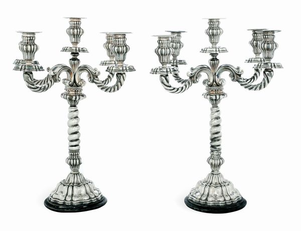 Coppia di candelabri. Argenteria italiana, prima met del XX sec. Marchio con fascio littorio in uso dal 1935 al 1945, argentiere Cesa, Alessandria.  - Asta L'Art de la Table - Associazione Nazionale - Case d'Asta italiane