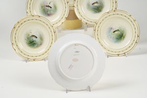 Dodici piatti per Tiffany, New York<BR>Inghilterra, Manifattura Spode Copeland, fine del XIX - inizio del XX secolo<BR>Pittura di H Perry<BR>  - Asta L'Art de la Table - Associazione Nazionale - Case d'Asta italiane