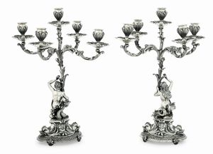 Coppia di candelabri a cinque fiamme. Argenteria artistica milanese del XX secolo. Argentieri Fratelli Cacchione  - Asta L'Art de la Table - Associazione Nazionale - Case d'Asta italiane