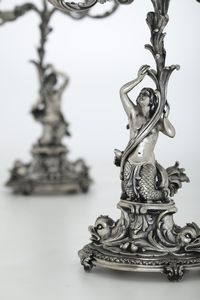 Coppia di candelabri a cinque fiamme. Argenteria artistica milanese del XX secolo. Argentieri Fratelli Cacchione  - Asta L'Art de la Table - Associazione Nazionale - Case d'Asta italiane