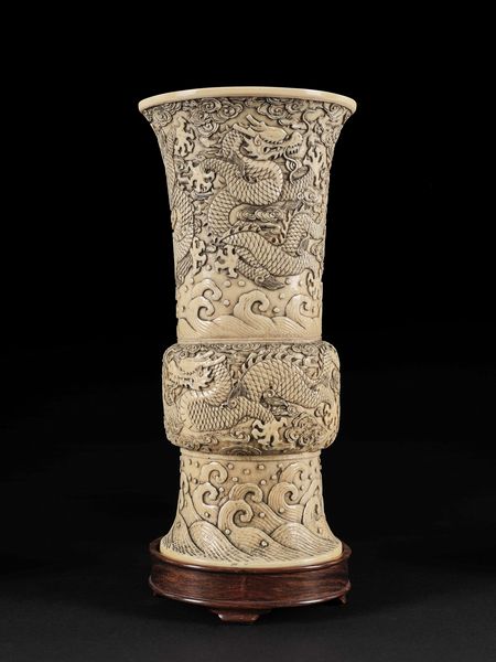 ☼VASO IN AVORIO DI FORMA ARCAICA ZUN  - Asta Arte Orientale  - Associazione Nazionale - Case d'Asta italiane