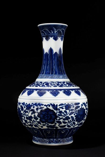 Vaso in porcellana bianca e blu Shang ping  - Asta Arte Orientale  - Associazione Nazionale - Case d'Asta italiane