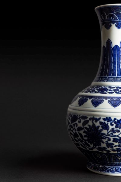 Vaso in porcellana bianca e blu Shang ping  - Asta Arte Orientale  - Associazione Nazionale - Case d'Asta italiane