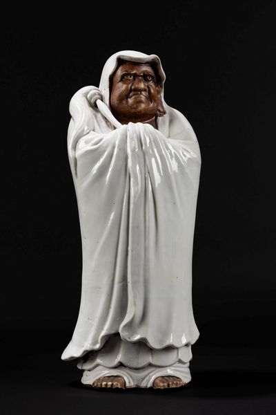 Scultura in porcellana e biscuit raffigurante Daruma  - Asta Arte Orientale  - Associazione Nazionale - Case d'Asta italiane