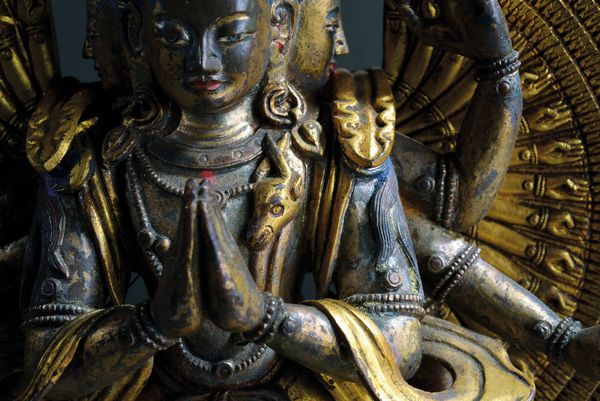 Scultura in bronzo dorato raffigurante Avalokiteshvara Ekadashamukha  - Asta Arte Orientale  - Associazione Nazionale - Case d'Asta italiane