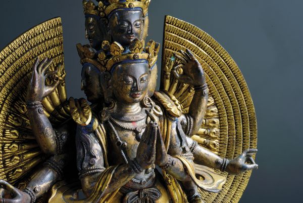 Scultura in bronzo dorato raffigurante Avalokiteshvara Ekadashamukha  - Asta Arte Orientale  - Associazione Nazionale - Case d'Asta italiane