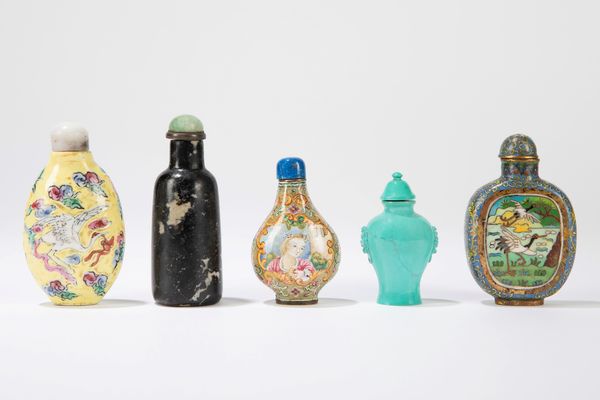 Lotto di cinque snuff bottles  - Asta Arte Orientale  - Associazione Nazionale - Case d'Asta italiane