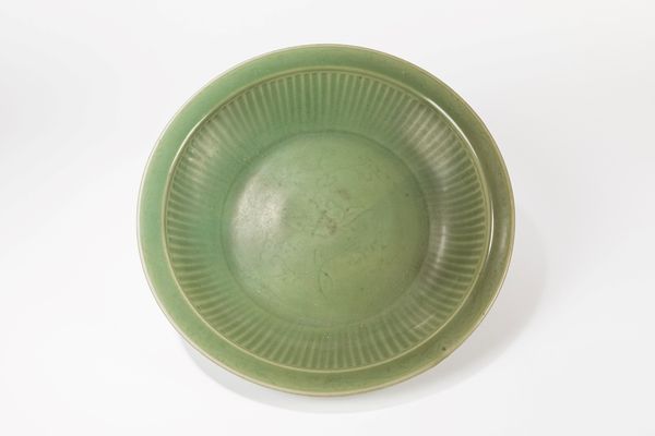 Grande piatto Longquan a invetriatura celadon  - Asta Arte Orientale  - Associazione Nazionale - Case d'Asta italiane