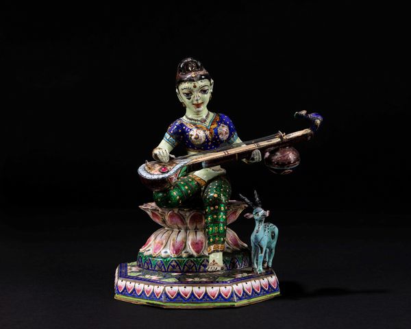 Scultura raffigurante Sarasvatī in smalto con cervo  - Asta Arte Orientale  - Associazione Nazionale - Case d'Asta italiane