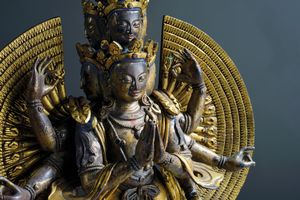 Scultura in bronzo dorato raffigurante Avalokiteshvara Ekadashamukha  - Asta Arte Orientale  - Associazione Nazionale - Case d'Asta italiane