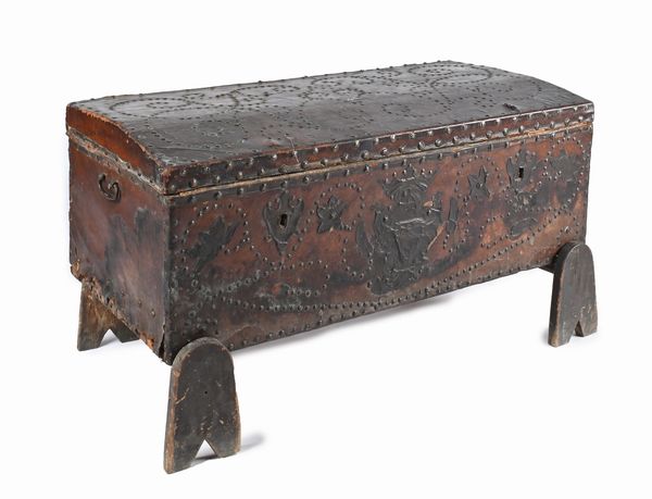 Cassa da viaggio in legno e cuoio con borchie, XVIII secolo  - Asta Antiquariato - Mobili, Sculture e Oggetti d'Arte - Associazione Nazionale - Case d'Asta italiane