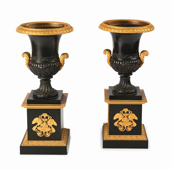 Coppia di vasi a cratere in bronzo brunito e dorato, XIX secolo  - Asta Antiquariato - Mobili, Sculture e Oggetti d'Arte - Associazione Nazionale - Case d'Asta italiane