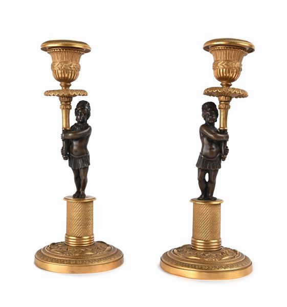 Coppia di piccoli candelieri in bronzo brunito e dorato, XIX secolo  - Asta Antiquariato - Mobili, Sculture e Oggetti d'Arte - Associazione Nazionale - Case d'Asta italiane