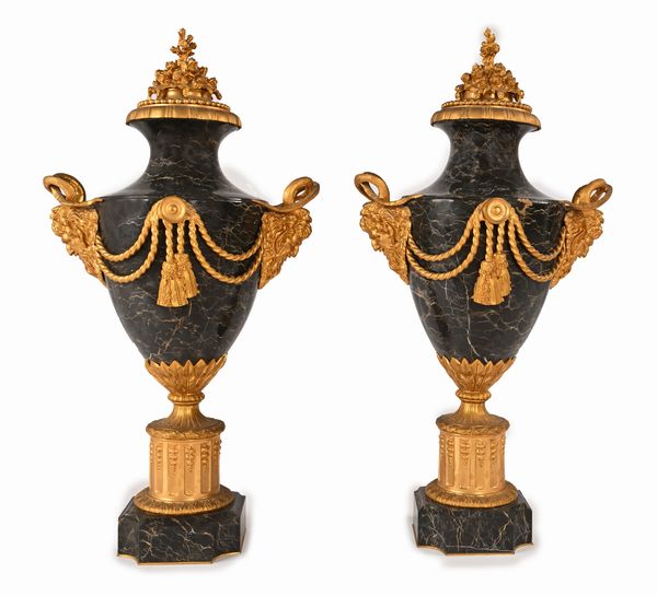 Coppia di grandi vasi ornamentali in marmo portoro e bronzo dorato, XIX secolo  - Asta Antiquariato - Mobili, Sculture e Oggetti d'Arte - Associazione Nazionale - Case d'Asta italiane