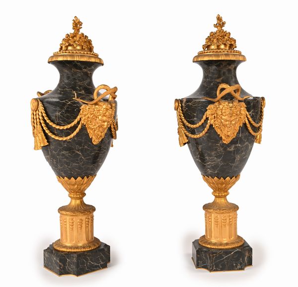 Coppia di grandi vasi ornamentali in marmo portoro e bronzo dorato, XIX secolo  - Asta Antiquariato - Mobili, Sculture e Oggetti d'Arte - Associazione Nazionale - Case d'Asta italiane