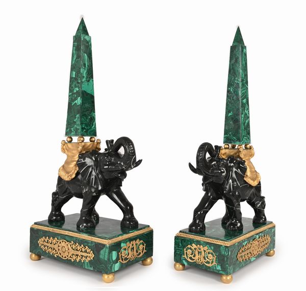 Coppia di grandi obelischi in malachite su elefanti in marmo nero d'Aquitania, Francia, fine regno Napoleone III  - Asta Antiquariato - Mobili, Sculture e Oggetti d'Arte - Associazione Nazionale - Case d'Asta italiane