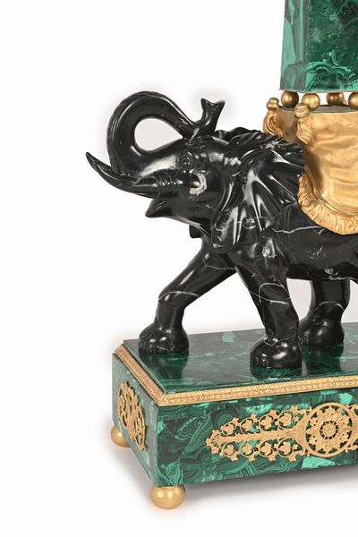 Coppia di grandi obelischi in malachite su elefanti in marmo nero d'Aquitania, Francia, fine regno Napoleone III  - Asta Antiquariato - Mobili, Sculture e Oggetti d'Arte - Associazione Nazionale - Case d'Asta italiane