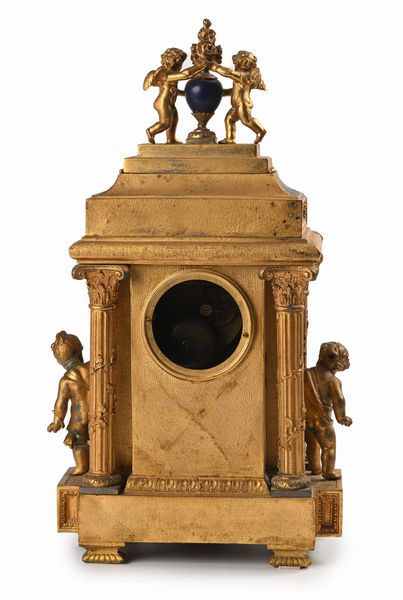 Pendola in metallo dorato e porcellana, fine del XIX secolo  - Asta Antiquariato - Mobili, Sculture e Oggetti d'Arte - Associazione Nazionale - Case d'Asta italiane