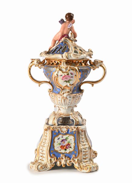 Vaso biansato con coperchio in porcellana policroma e dorata d'epoca Luigi Filippo, Francia  - Asta Antiquariato - Mobili, Sculture e Oggetti d'Arte - Associazione Nazionale - Case d'Asta italiane