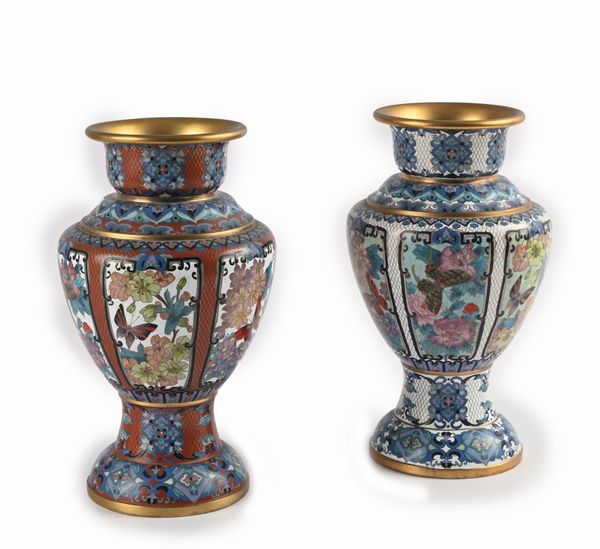 Due vasi in metallo cloisonn, Cina  - Asta Antiquariato - Mobili, Sculture e Oggetti d'Arte - Associazione Nazionale - Case d'Asta italiane