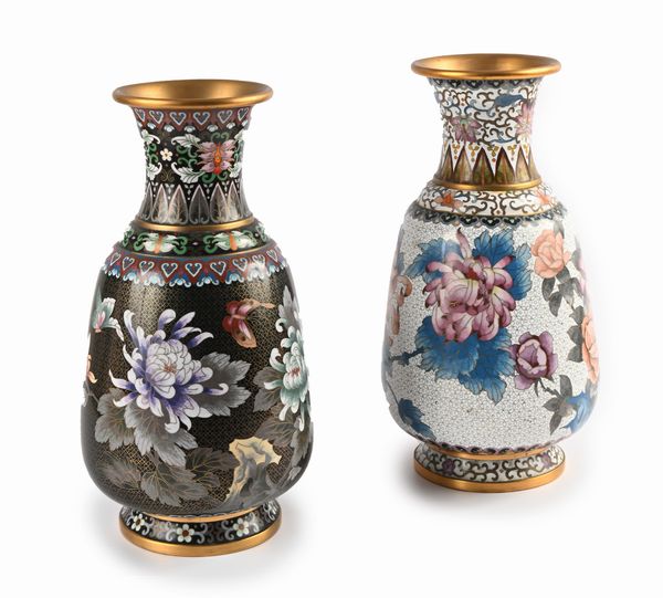 Due vasi in metallo cloisonn, Cina  - Asta Antiquariato - Mobili, Sculture e Oggetti d'Arte - Associazione Nazionale - Case d'Asta italiane