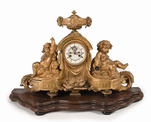 Orologio in metallo dorato con base in legno, seconda met del XIX secolo  - Asta Antiquariato - Mobili, Sculture e Oggetti d'Arte - Associazione Nazionale - Case d'Asta italiane