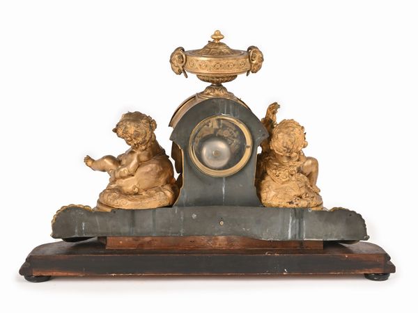 Orologio in metallo dorato con base in legno, seconda met del XIX secolo  - Asta Antiquariato - Mobili, Sculture e Oggetti d'Arte - Associazione Nazionale - Case d'Asta italiane