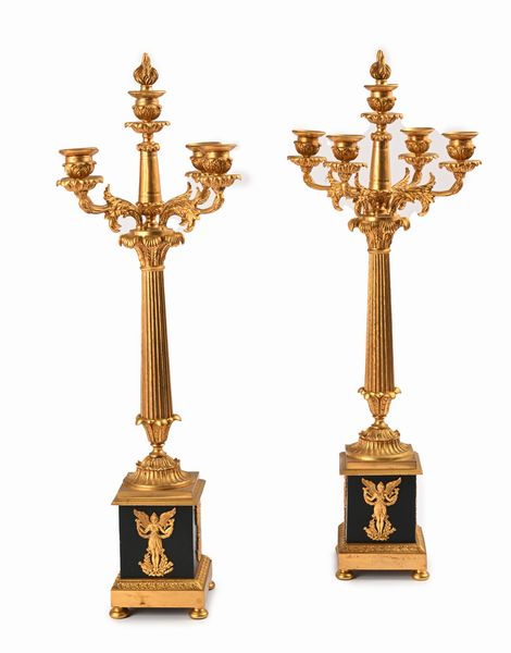 Coppia di candelabri in bronzo dorato e brunito a cinque luci, Francia, XIX secolo  - Asta Antiquariato - Mobili, Sculture e Oggetti d'Arte - Associazione Nazionale - Case d'Asta italiane