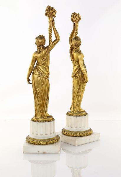 Coppia di figure femminili speculari in bronzo dorato, fine del XVIII secolo  - Asta Antiquariato - Mobili, Sculture e Oggetti d'Arte - Associazione Nazionale - Case d'Asta italiane